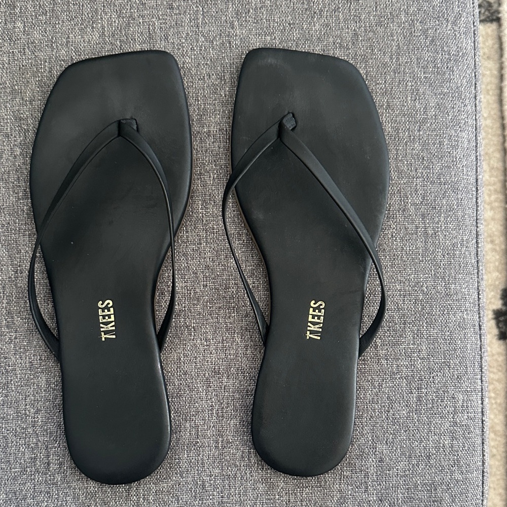 TKEES Black Minimal Square-Toe Thong Sandals